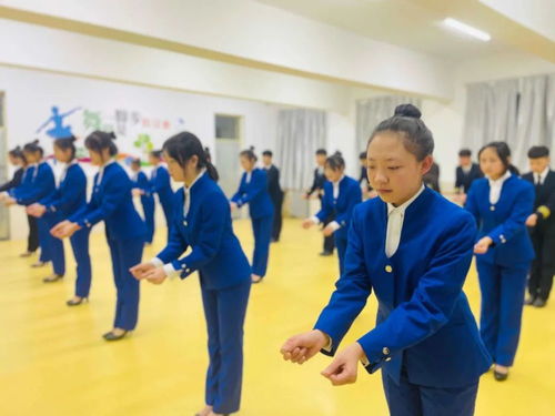 學(xué)習(xí)儀態(tài)禮儀，提升整體素質(zhì)——隰縣職業(yè)中學(xué)航空服務(wù)訂單班禮儀服務(wù)培養(yǎng)